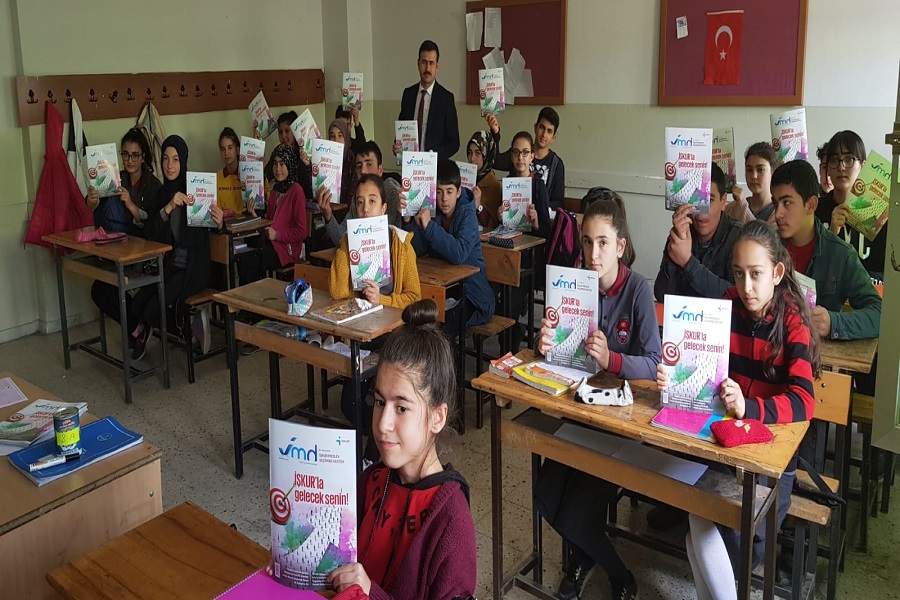 Erzurum'da Öğrencilere Meslek Seçiminin Önemi Hakkında Seminer Verdik