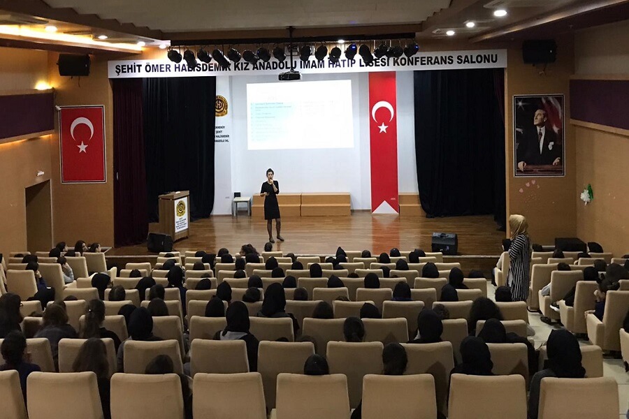 İstanbul'da Öğrencilere “Meslek Seçimi ve Önemi”  Semineri Verdik